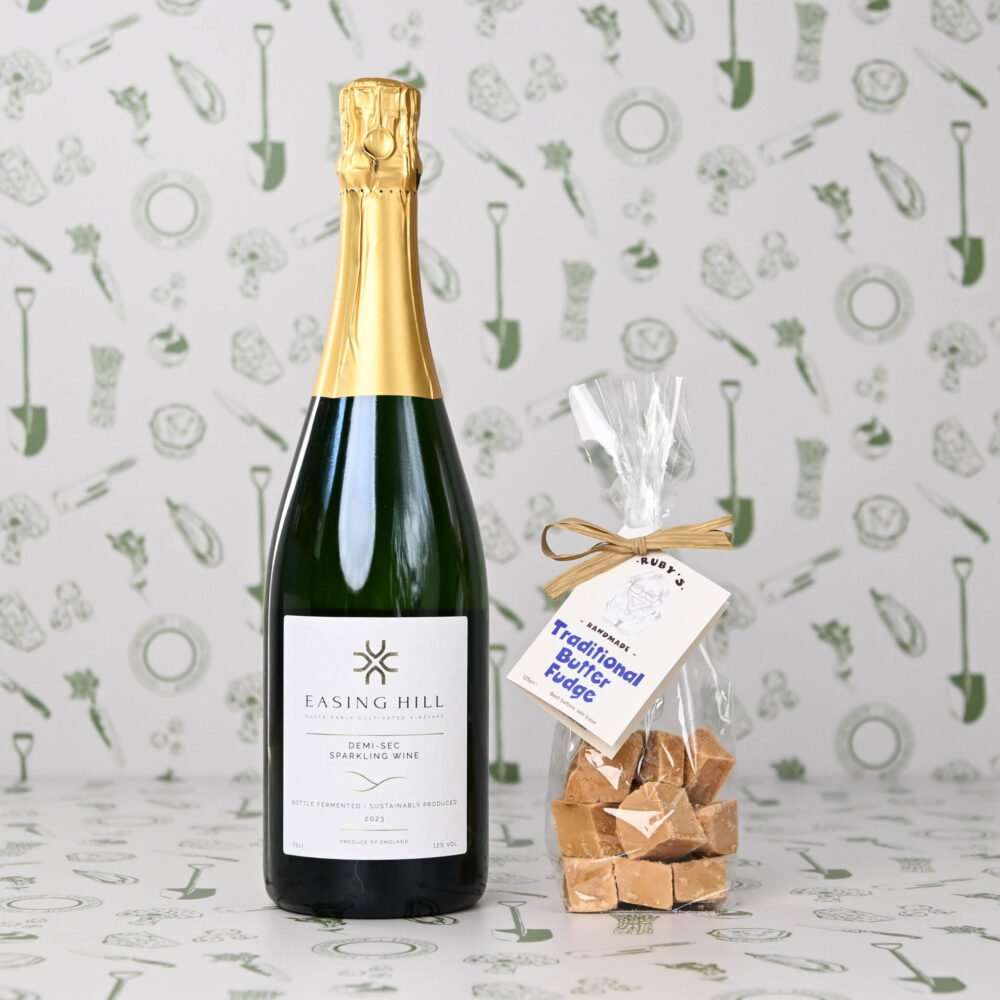 Sparkling wine and fudge hamper